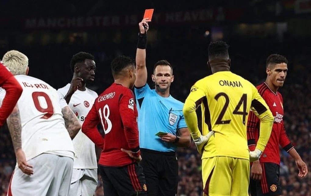 Luật thi đấu bóng đá khi thủ môn bị thẻ đỏ - Ai là người trấn giữ khung thành?
